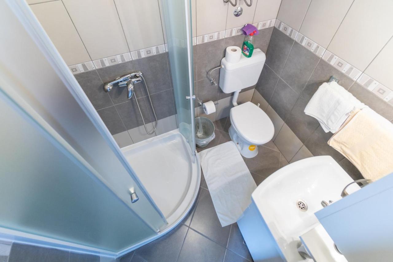 Apartments And Rooms By The Sea Palit, Rab - 5010 외부 사진