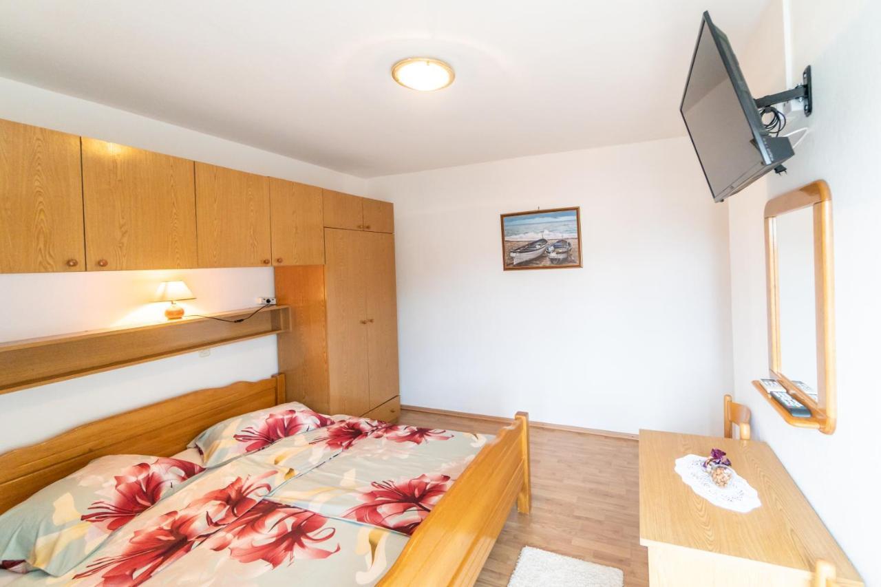 Apartments And Rooms By The Sea Palit, Rab - 5010 외부 사진