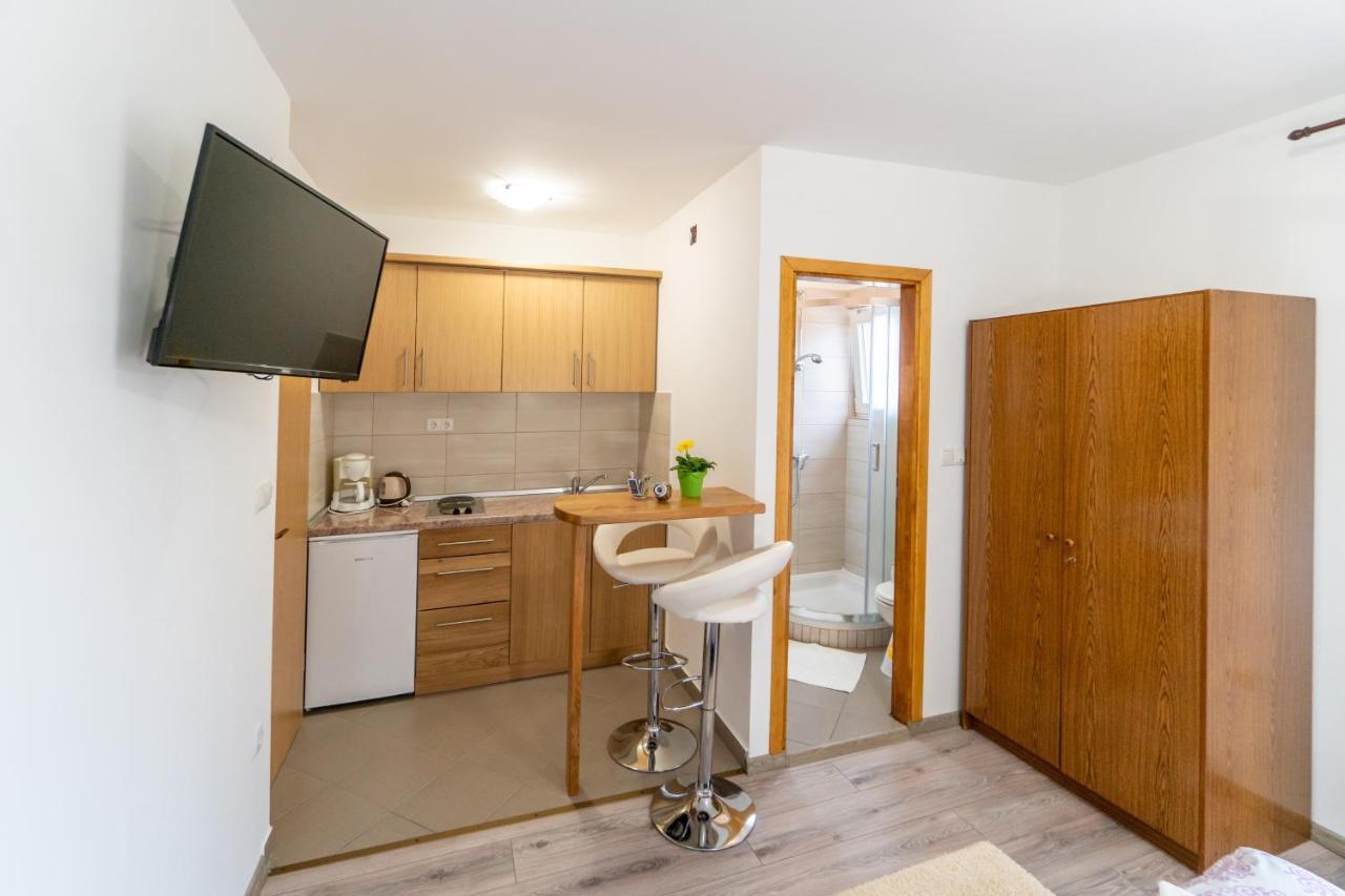 Apartments And Rooms By The Sea Palit, Rab - 5010 외부 사진