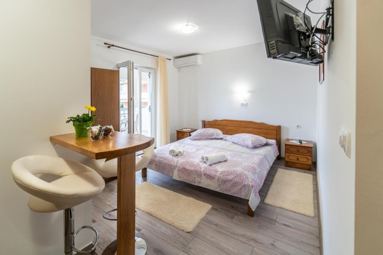 Apartments And Rooms By The Sea Palit, Rab - 5010 외부 사진
